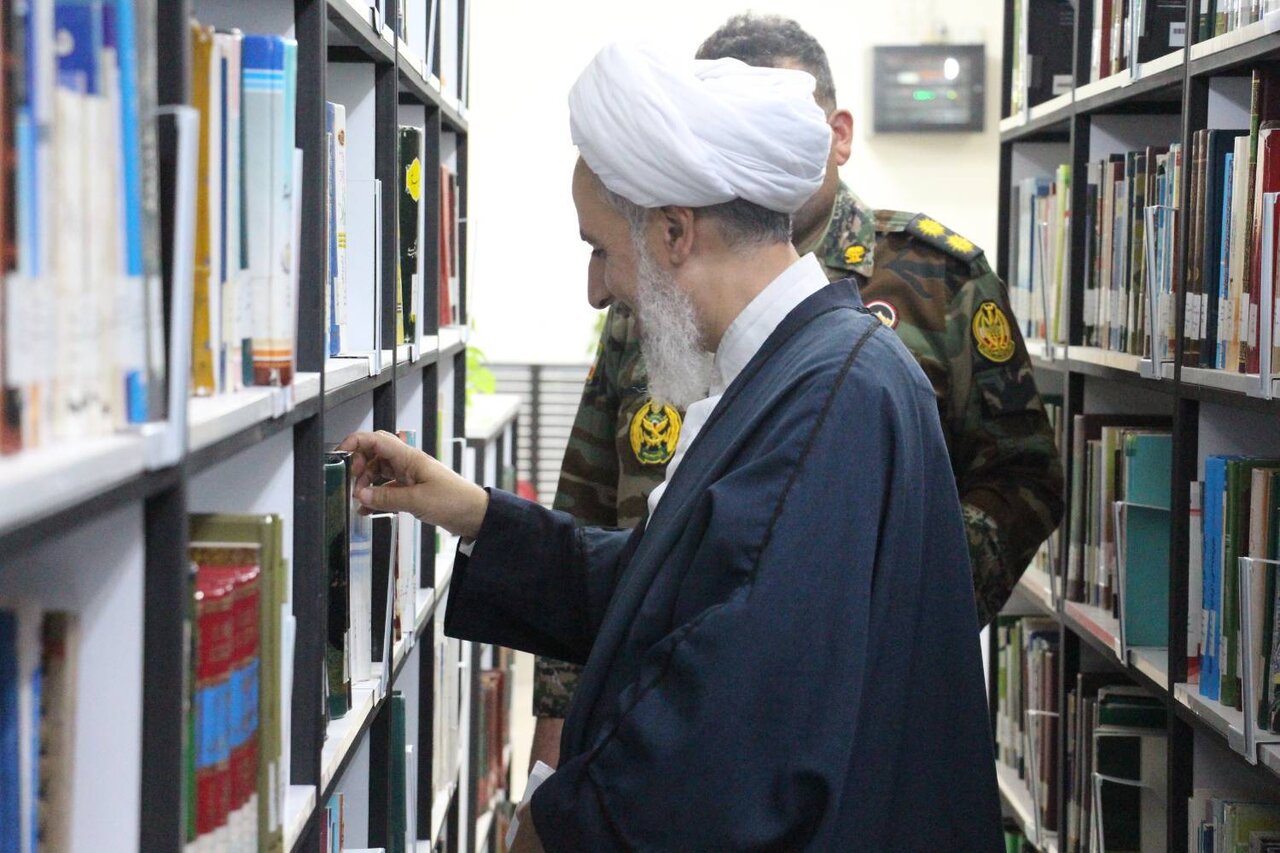 بازدید مسئول امور فرهنگی آجا در گلستان از کتابخانه حکیم میرفندرسکی گرگان