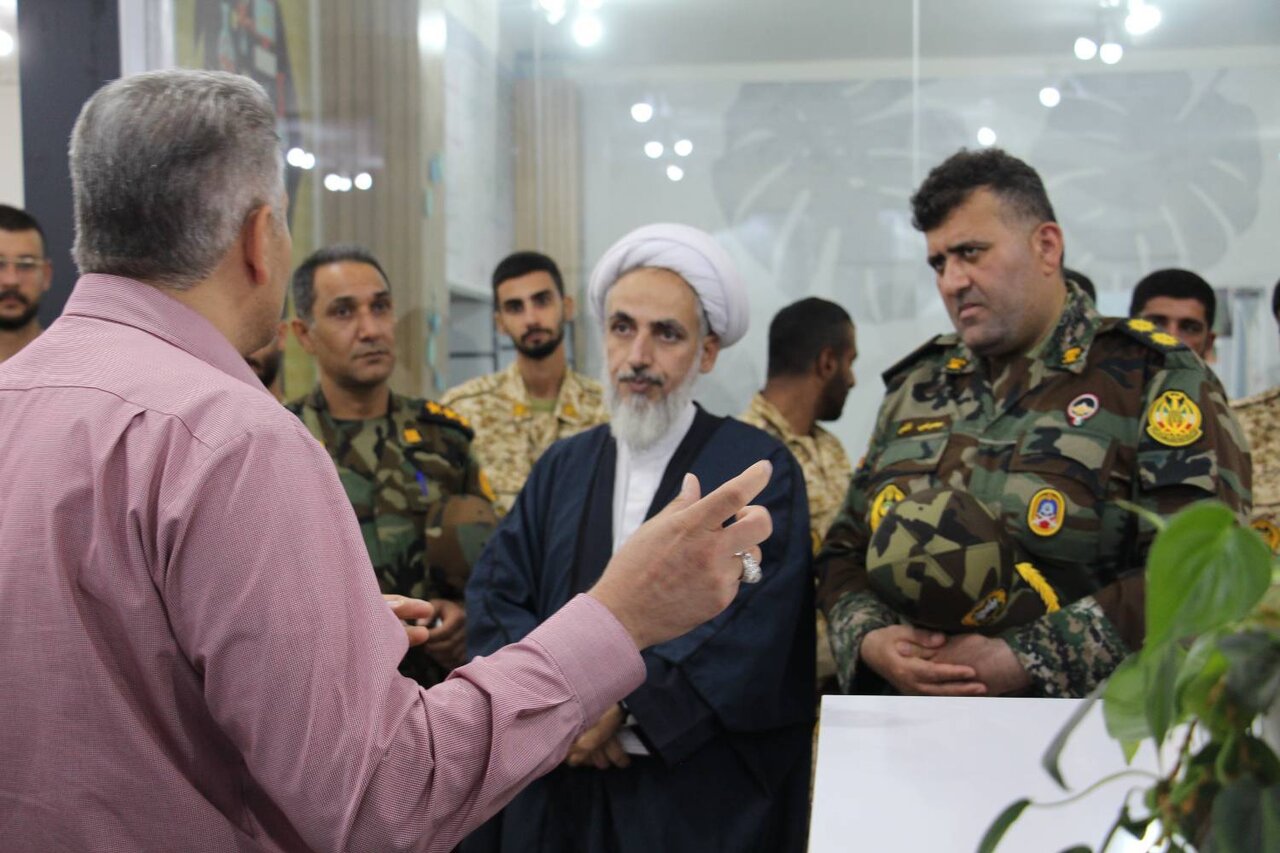 بازدید مسئول امور فرهنگی آجا در گلستان از کتابخانه حکیم میرفندرسکی گرگان