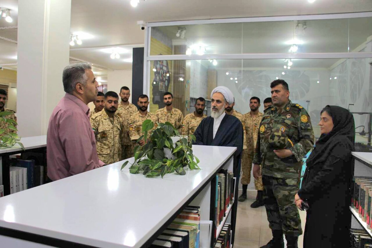 بازدید مسئول امور فرهنگی آجا در گلستان از کتابخانه حکیم میرفندرسکی گرگان