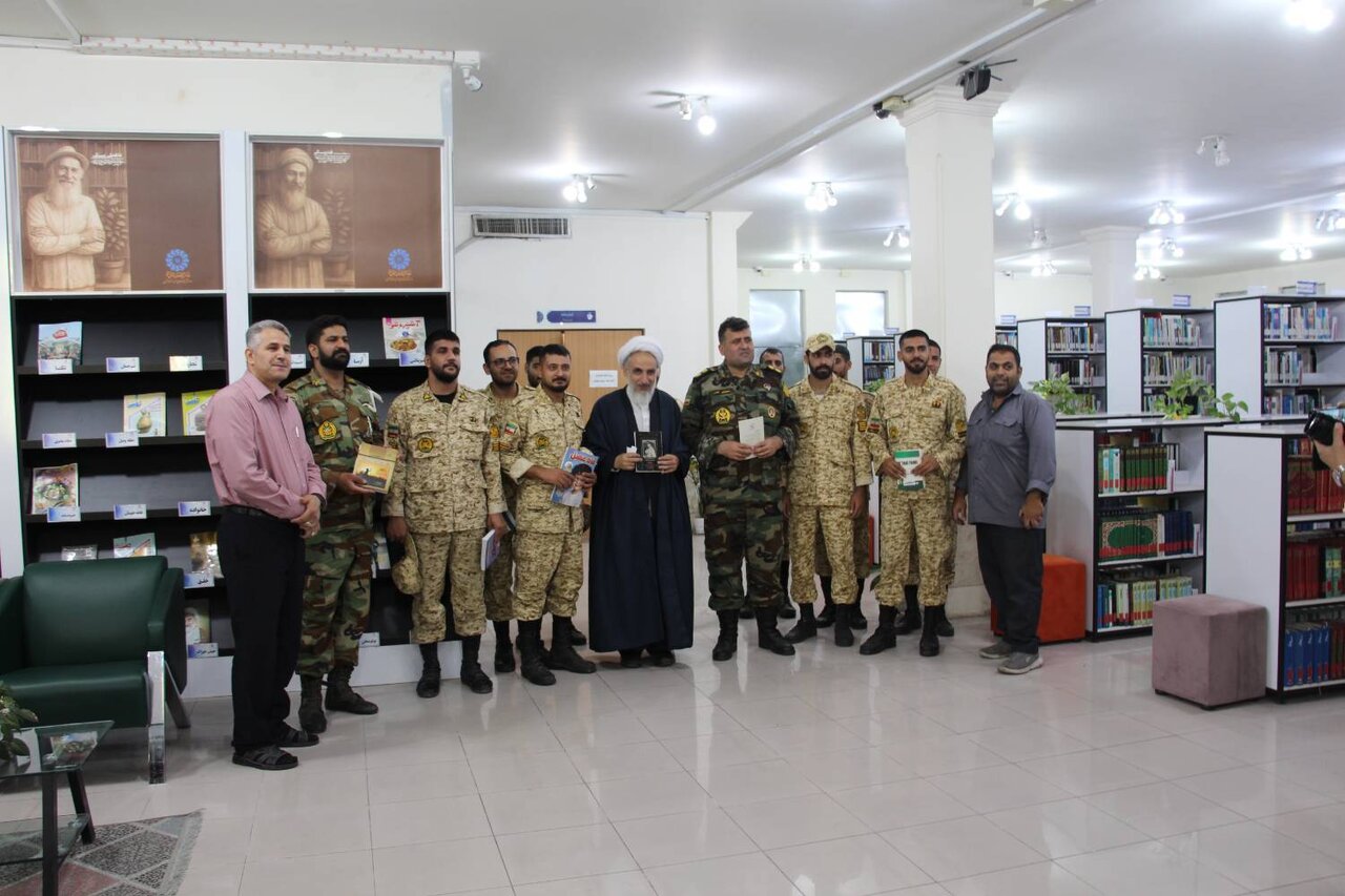 بازدید مسئول امور فرهنگی آجا در گلستان از کتابخانه حکیم میرفندرسکی گرگان