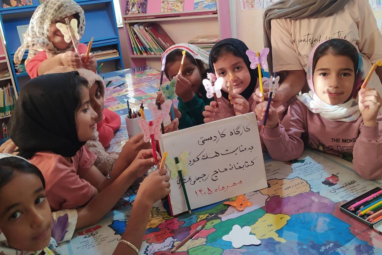 کتابخانه حاج رجبعلی عطری با قصهگویی و کارگاه کاردستی میزبان کودکان شد