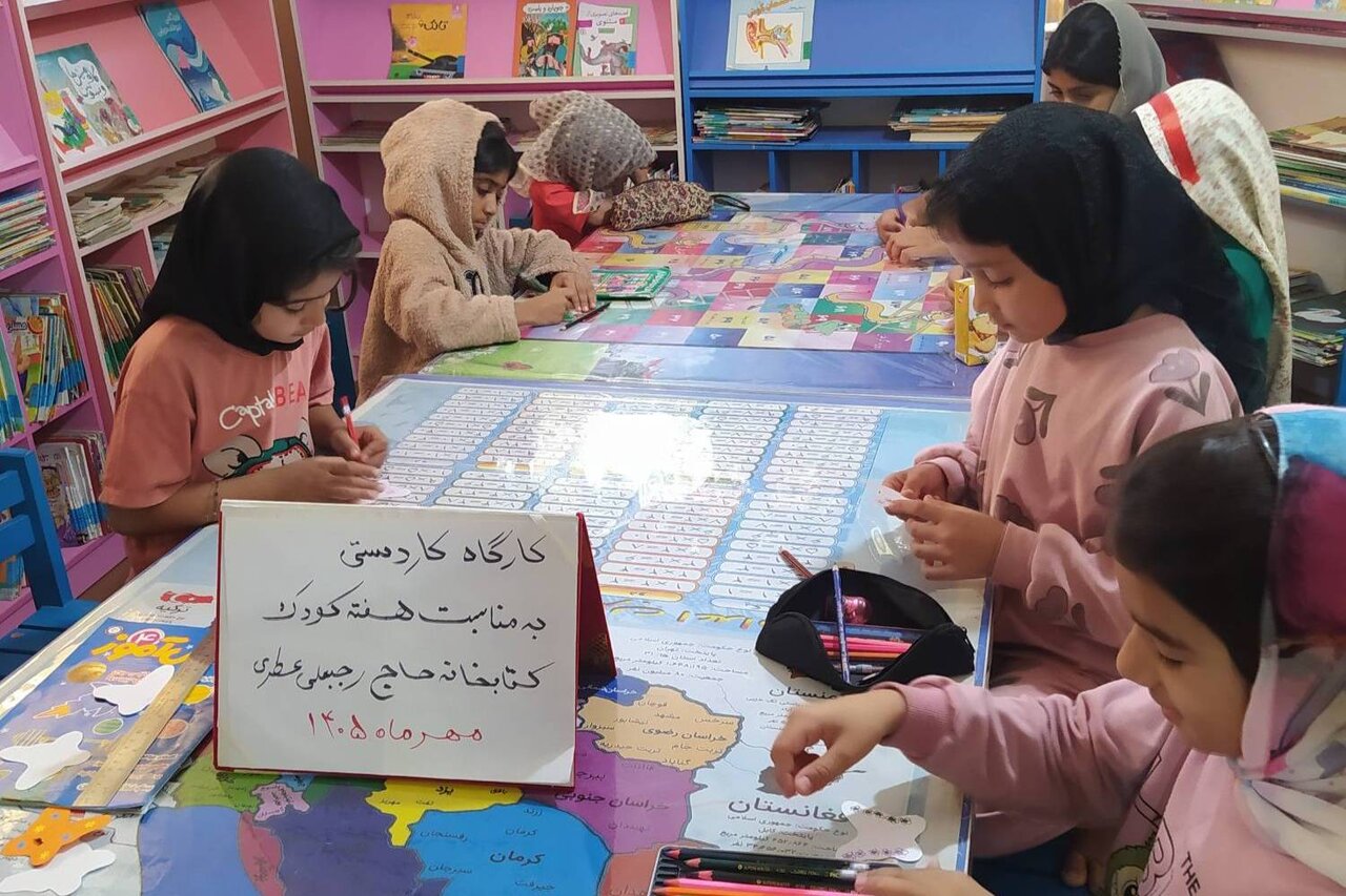 کتابخانه حاج رجبعلی عطری با قصهگویی و کارگاه کاردستی میزبان کودکان شد