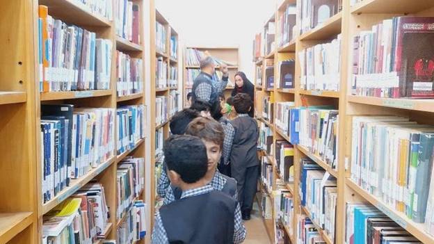 کتابخانه عمومی آیتالله قاضی دزفول میزبان دانشآموزان مدرسه پسرانه نمونه شد