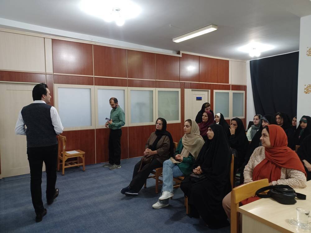 سمینار آموزشی «مهارت ساختن زندگی شاد» در کتابخانه شهید رضا کاکو جویبار برگزار شد