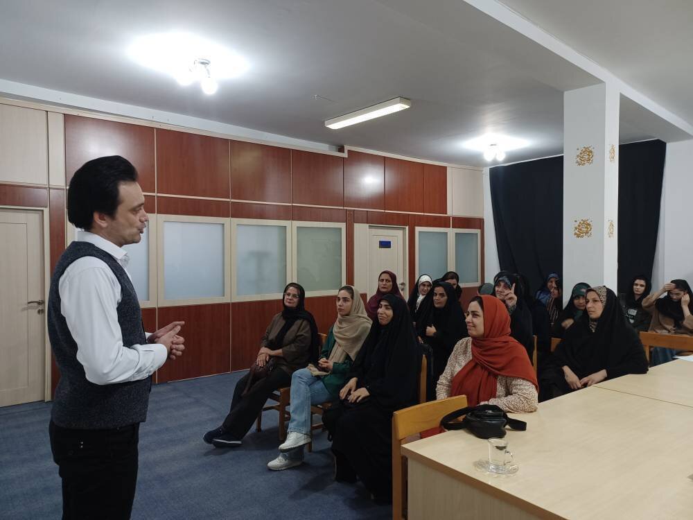سمینار آموزشی «مهارت ساختن زندگی شاد» در کتابخانه شهید رضا کاکو جویبار برگزار شد