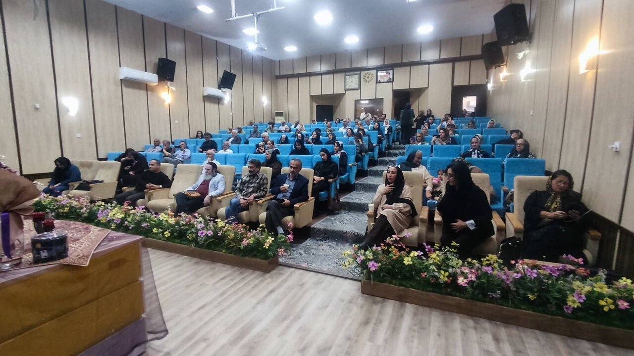 آیین رونمایی از کتاب «گزین گویههای عمو رمضون» در قائمشهر برگزار شد