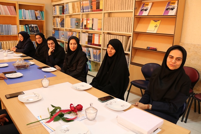 تجلیل مدیرکل کتابخانه‌های عمومی سمنان از کتابدار بخش نابینایان کتابخانه مرکزی