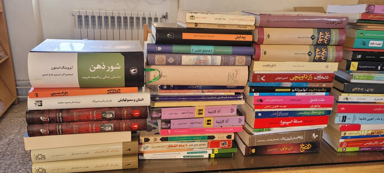 ۱۰۰ عنوان کتاب به کتابخانه عمومی رازی شریف‌آباد ابهر اهدا شد