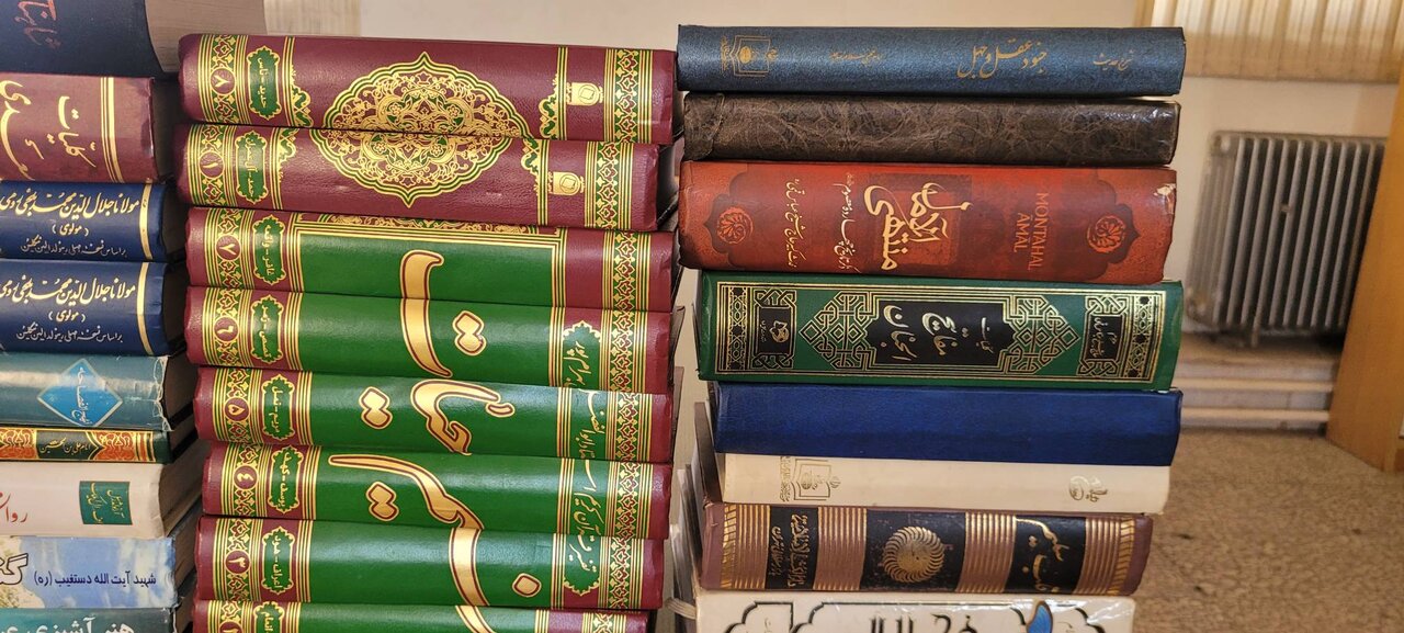 ۱۰۰ عنوان کتاب به کتابخانه عمومی رازی شریفآباد ابهر اهدا شد