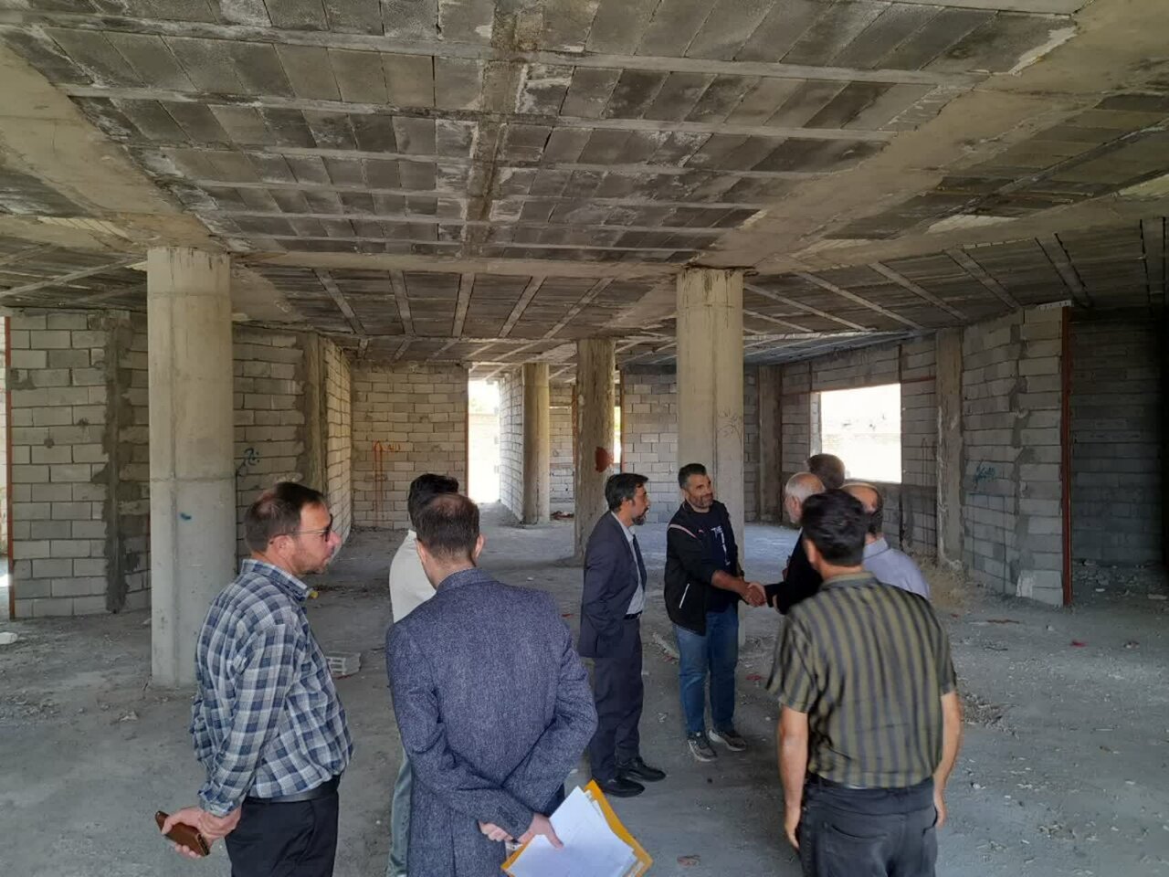 بازدید فرماندار شهرستان فریدن از روند ساخت پروژه در حال احداث کتابخانه مرکزی داران