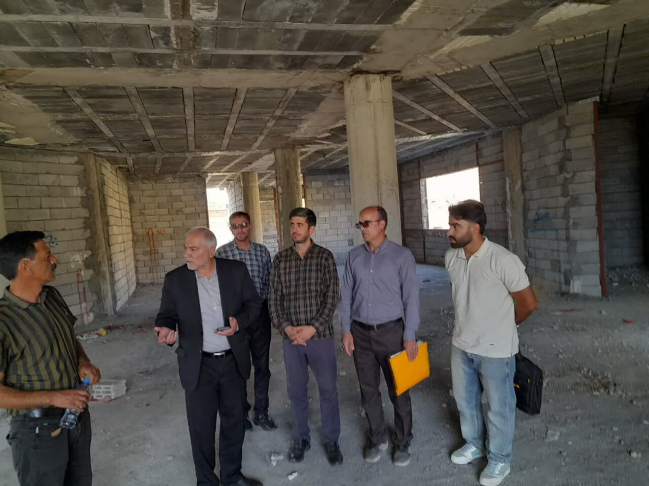 بازدید فرماندار شهرستان فریدن از روند ساخت پروژه در حال احداث کتابخانه مرکزی داران