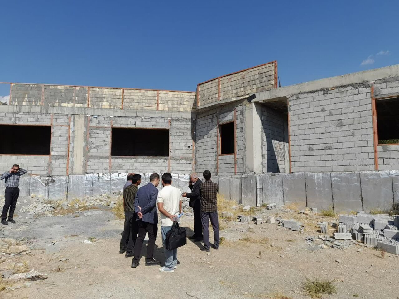 بازدید فرماندار شهرستان فریدن از روند ساخت پروژه در حال احداث کتابخانه مرکزی داران