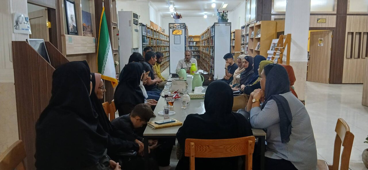 محفل ادبی کتابخانه ساحل با حضور جمعی از شاعران و دوستداران کتاب