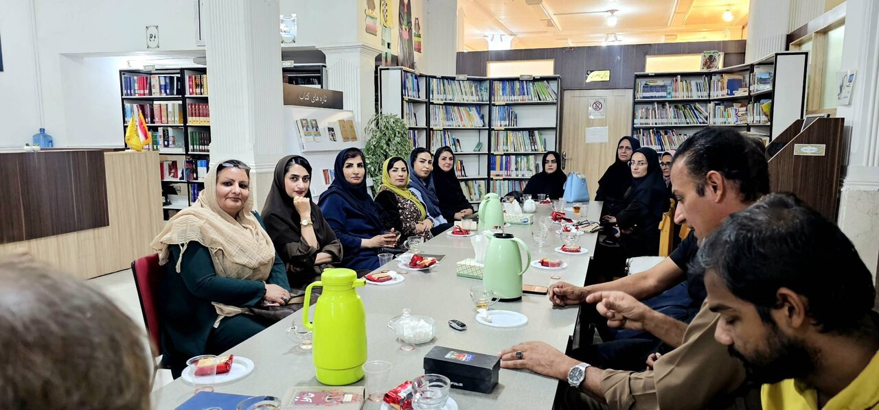 محفل ادبی کتابخانه‌ ساحل با حضور جمعی از شاعران و دوستداران کتاب