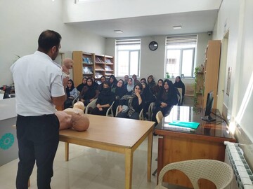 آموزش کمک‌های اولیه به بیش از ۱۵۰ شهروند در کتابخانه شهید فهمیده یامچی