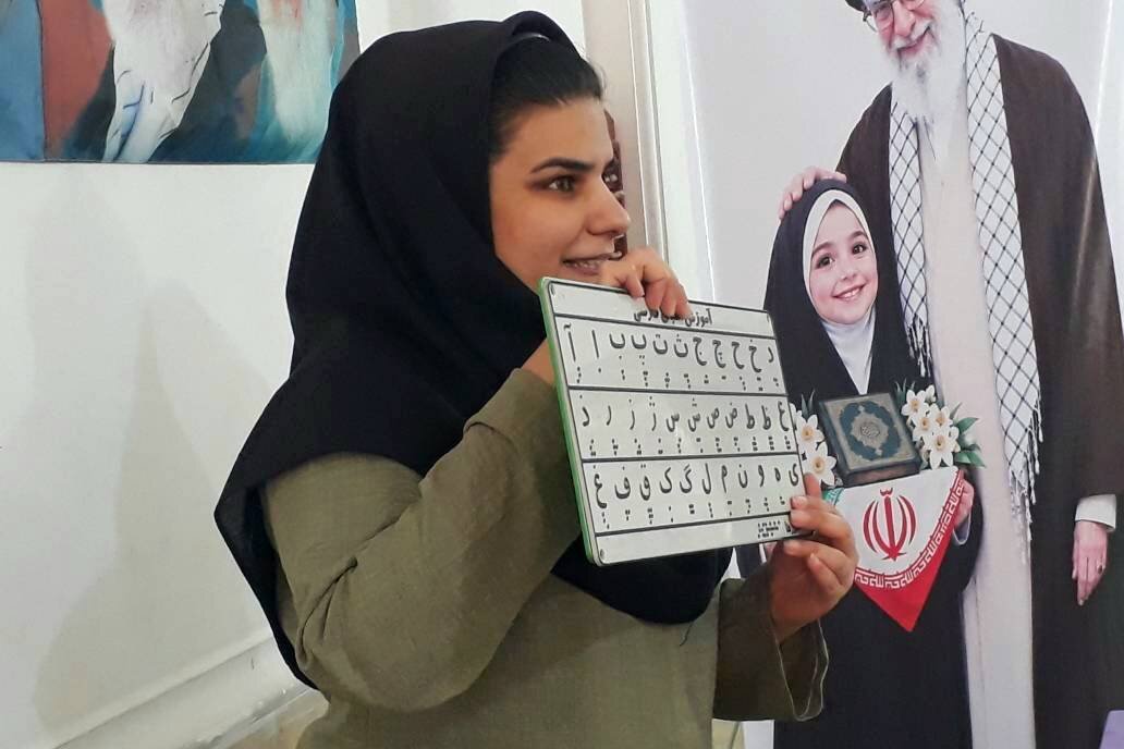 کتابدار بخش نابینایان کتابخانه میرفندرسکی گرگان، فرهنگ احترام به افراد دارای آسیب بینایی را ترویج کرد