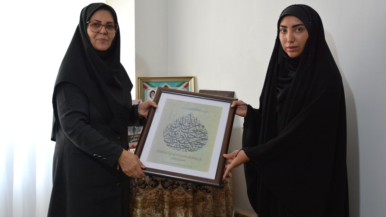 دیدار مدیرکل کتابخانه‌های عمومی استان کرمانشاه با خانواده شهید میلاد اعظمی