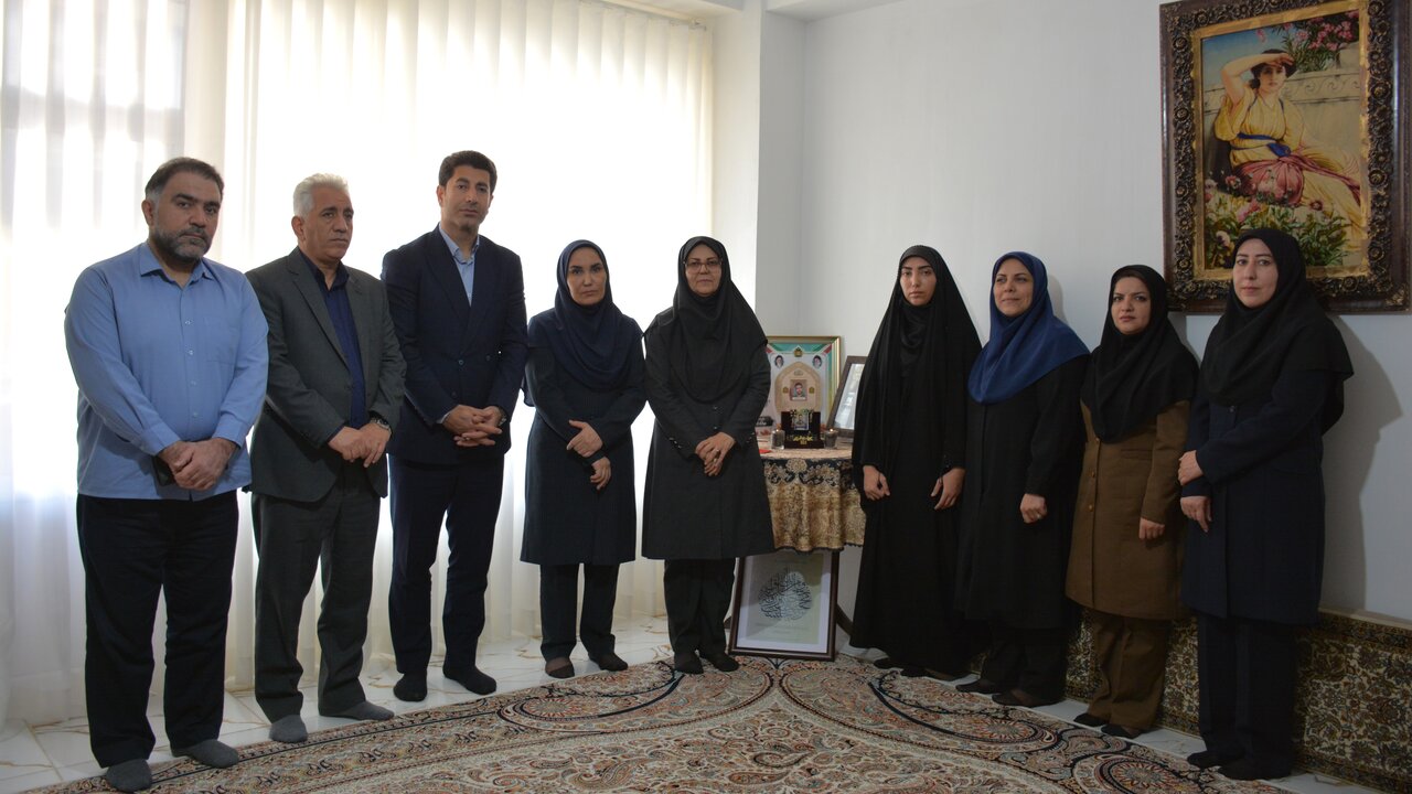 دیدار مدیرکل کتابخانههای عمومی استان کرمانشاه با خانواده شهید میلاد اعظمی