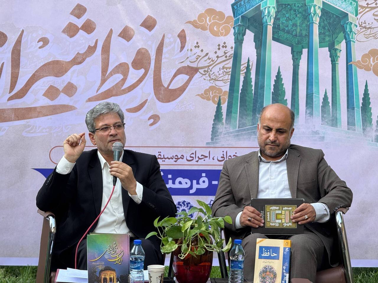 همایش ادبی بزرگداشت حافظ شیرازی در محوطه کتابخانه شهید آوینی