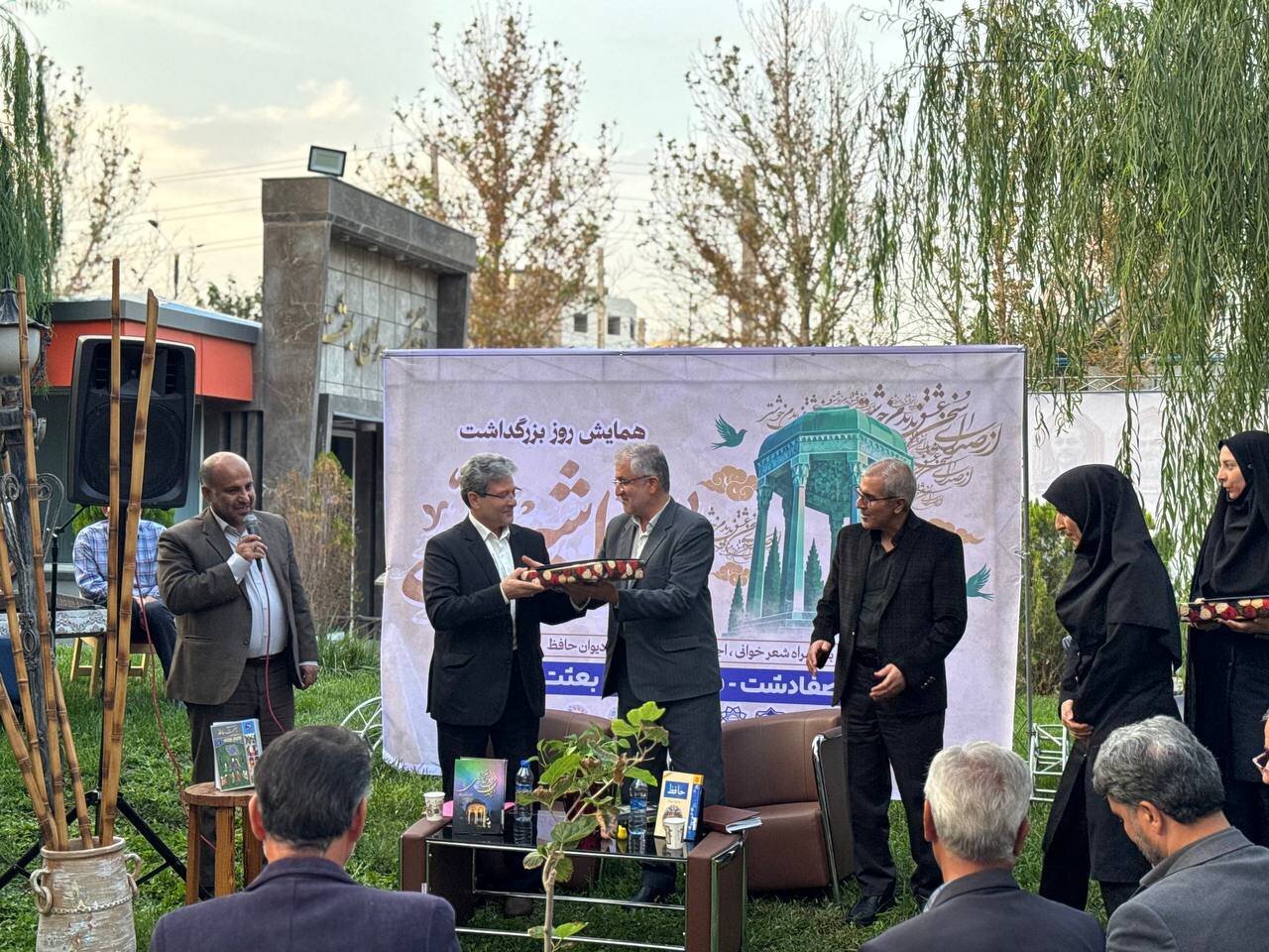 همایش ادبی بزرگداشت حافظ شیرازی در محوطه کتابخانه شهید آوینی