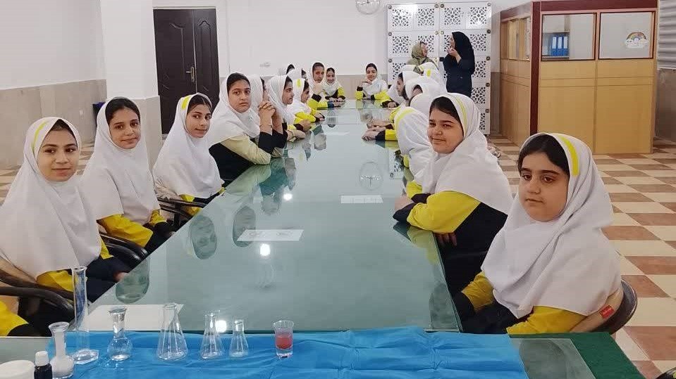 مبارزه با ویروسها در کارگاه «شیمیدان کوچولو» در کتابخانه عمومی شهدای چمران