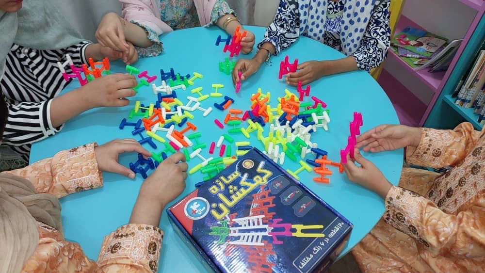 ایجاد آرامش و تاب‌آوری در کودکان قشم با اجرای طرح بازی‌های فکری و آموزش مادران