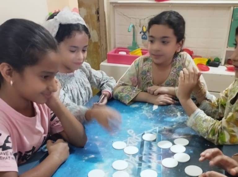 ایجاد آرامش و تابآوری در کودکان قشم با اجرای طرح بازیهای فکری و آموزش مادران