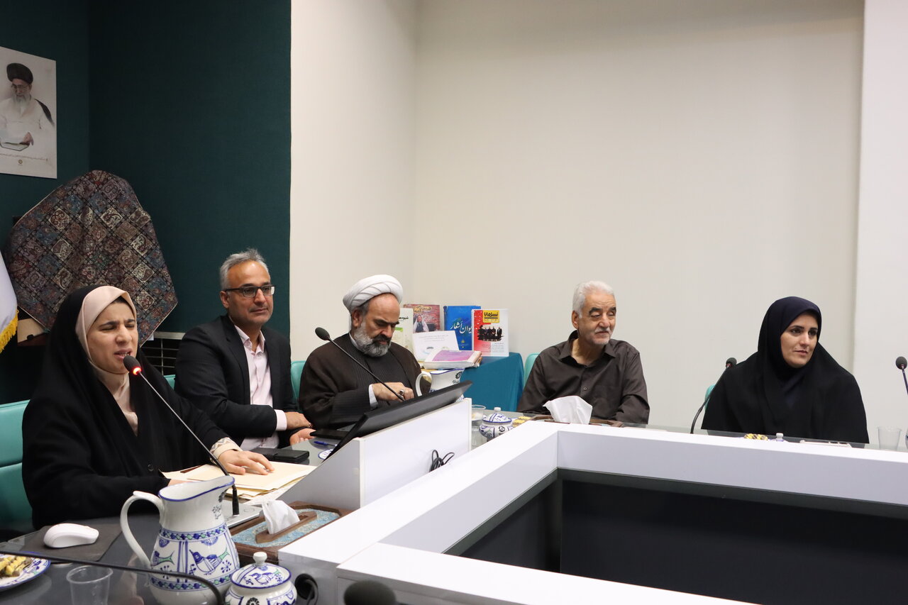 نسخه بریل کتاب «گنجهای کامبرین» در یزد رونمایی شد