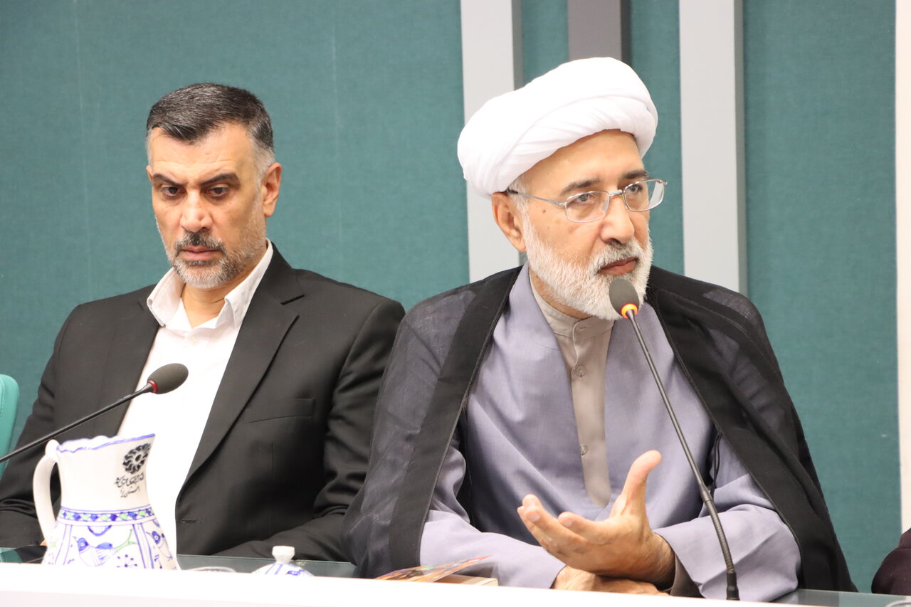 نسخه بریل کتاب «گنجهای کامبرین» در یزد رونمایی شد