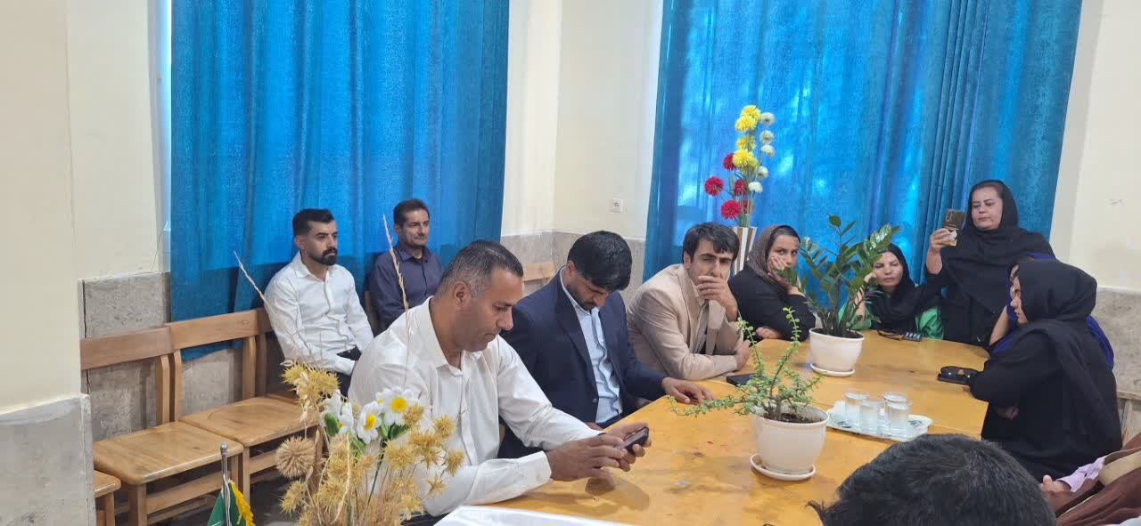 مجموعه‌ شعر «حوالی احساس» در کتابخانه عمومی شهید بهشتی سوق رونمایی شد