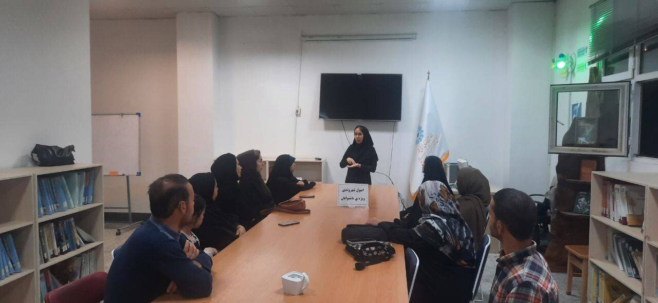 نشست جمعخوانی کتاب «اصول شهروندی» برای ناشنوایان بجنورد
