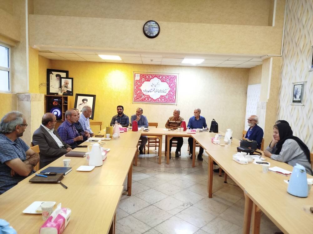طنین شعر و ادب در بروجرد؛ برگزاری بیستمین جلسه انجمن ادبی کتابخانههای عمومی در سال ۱۴۰۵