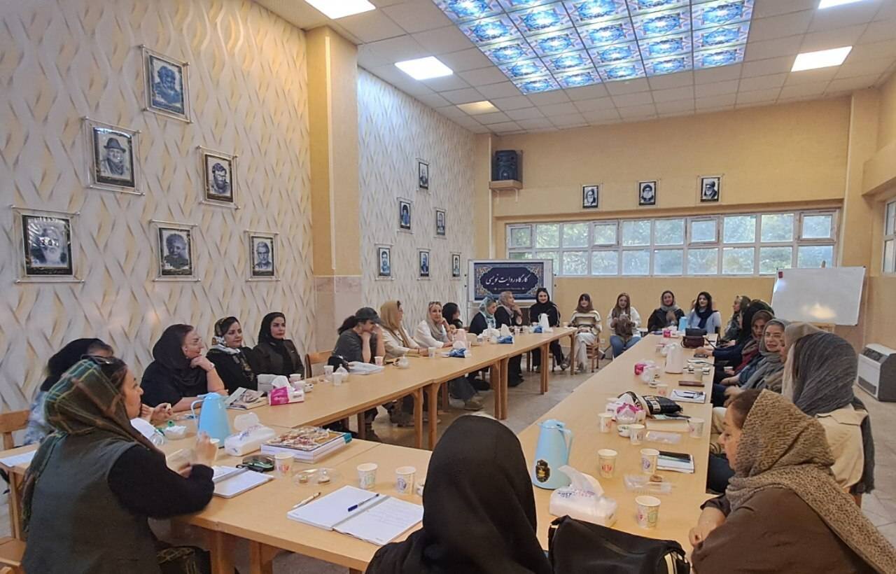تحلیل و بررسی کتاب «عادت‌های اتمی» در نشست تخصصی گروه «رویداد یاد» در بروجرد
