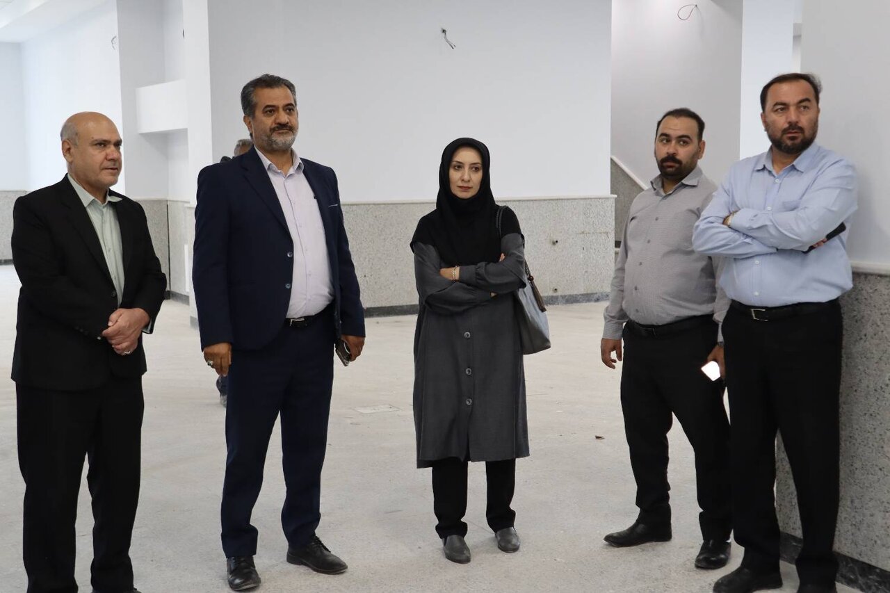 بازدید مدیرکل کتابخانه‌های عمومی قزوین از مراحل پایانی پروژه کتابخانه حافظ شریف‌آباد