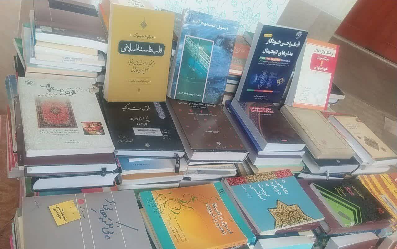 اهدای دو هزار نسخه کتاب به کتابخانه‌های عمومی شهرستان آران‌ و بیدگل