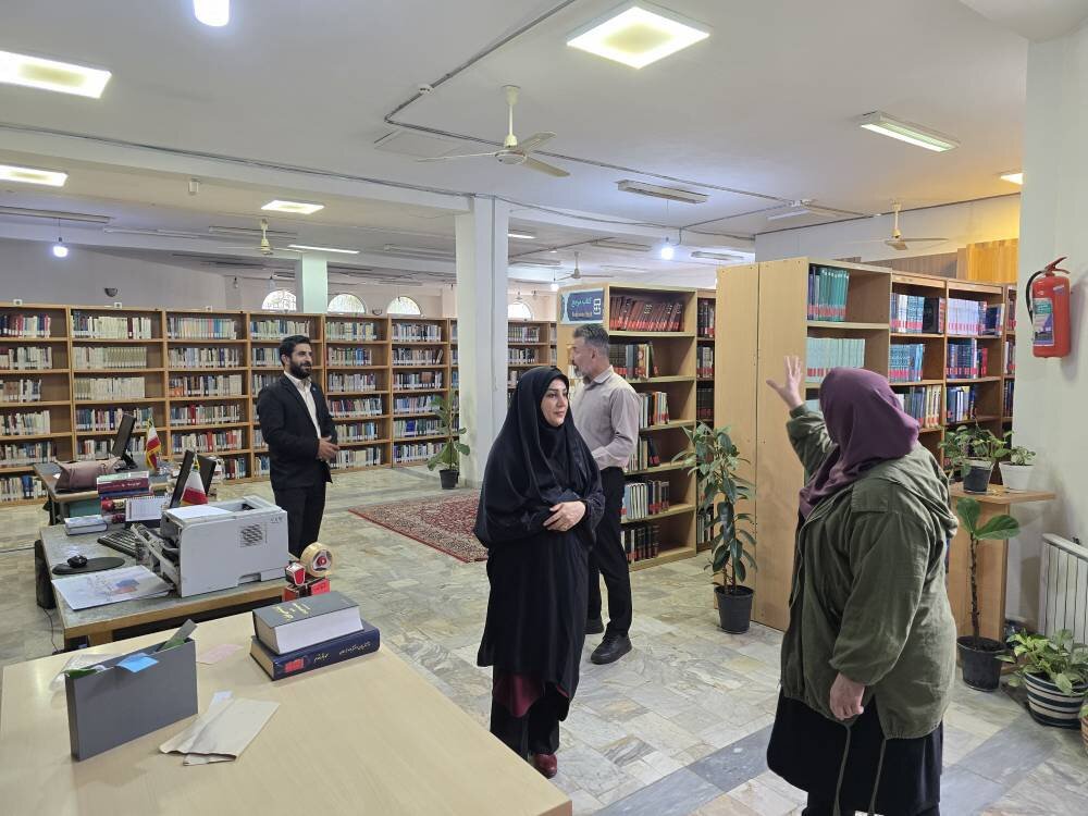 فلاح کردآبادی از کتابخانه آزادگان ساری و مراحل آمادهسازی دکور مراسم هفته کتاب بازدید کرد