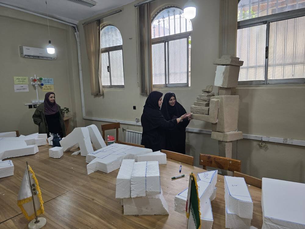 فلاح کردآبادی از کتابخانه آزادگان ساری و مراحل آمادهسازی دکور مراسم هفته کتاب بازدید کرد