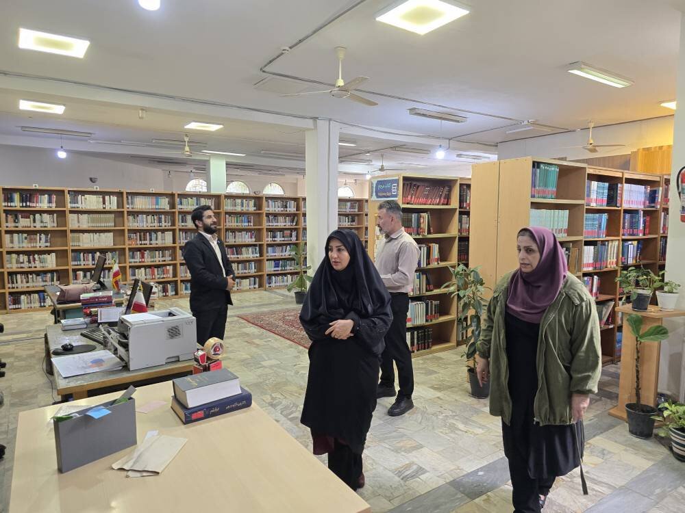فلاح کردآبادی از کتابخانه آزادگان ساری و مراحل آمادهسازی دکور مراسم هفته کتاب بازدید کرد