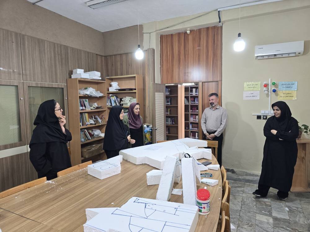 فلاح کردآبادی از کتابخانه آزادگان ساری و مراحل آماده‌سازی دکور مراسم هفته کتاب بازدید کرد