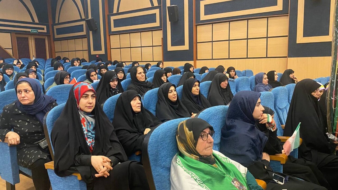 خادمان اجتماعات شبانه مازندران در همایش «خادمان حضور» تجلیل شدند
