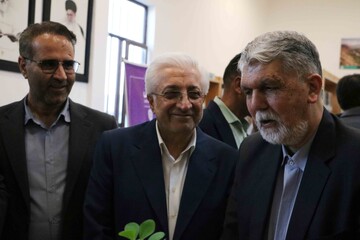 بازدید وزیر فرهنگ و ارشاد اسلامی از یک کتابخانه روستایی در بجنورد
