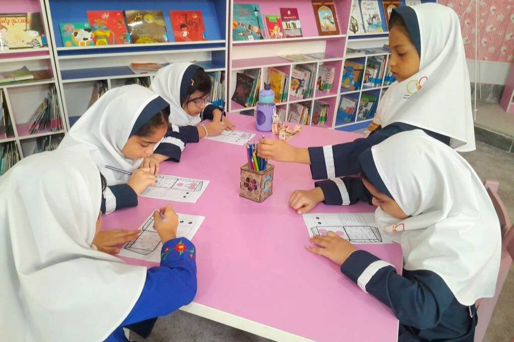 دانشآموزان پایه دوم در بندر گز و گز شرقی با کتابخانه و دنیای قصه آشنا شدند