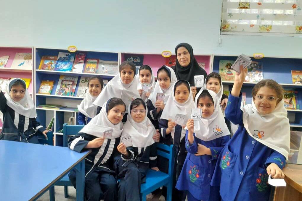 دانش‌آموزان پایه دوم در بندر گز و گز شرقی با کتابخانه و دنیای قصه آشنا شدند