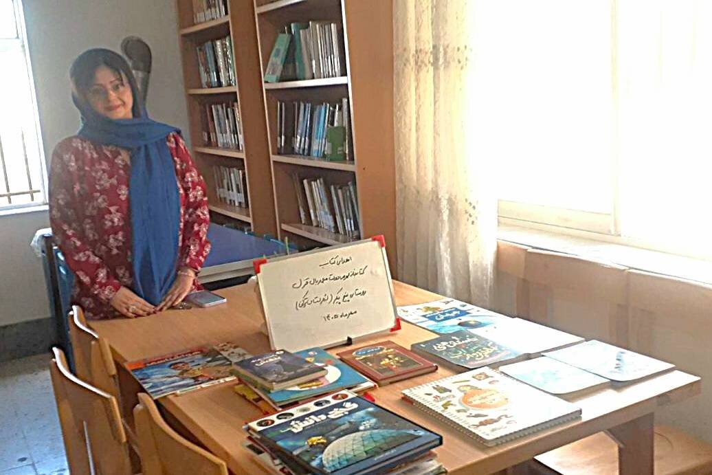 نویسنده برجسته بندر ترکمن، به کتابخانههای عمومی کتاب اهدا کرد