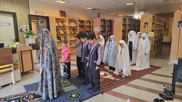 نماز جماعت دانش‌آموزان در کتابخانه جاجرود؛ گامی در ترویج فرهنگ نماز
