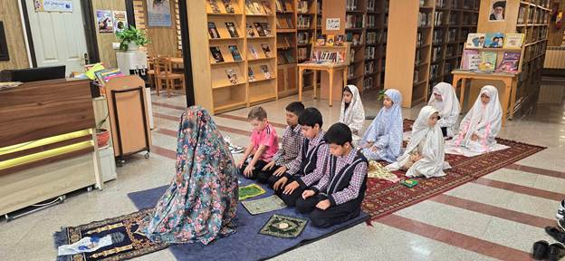 نماز جماعت دانش‌آموزان در کتابخانه جاجرود؛ گامی در ترویج فرهنگ نماز