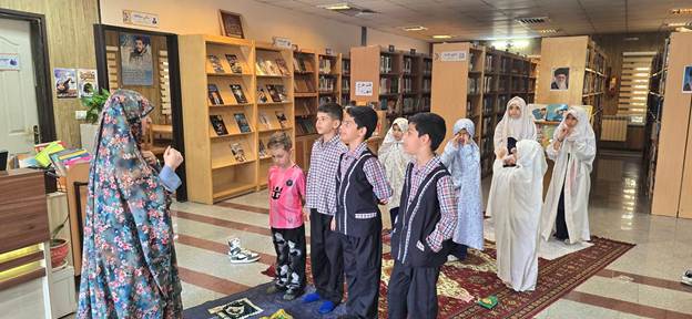 نماز جماعت دانش‌آموزان در کتابخانه جاجرود؛ گامی در ترویج فرهنگ نماز