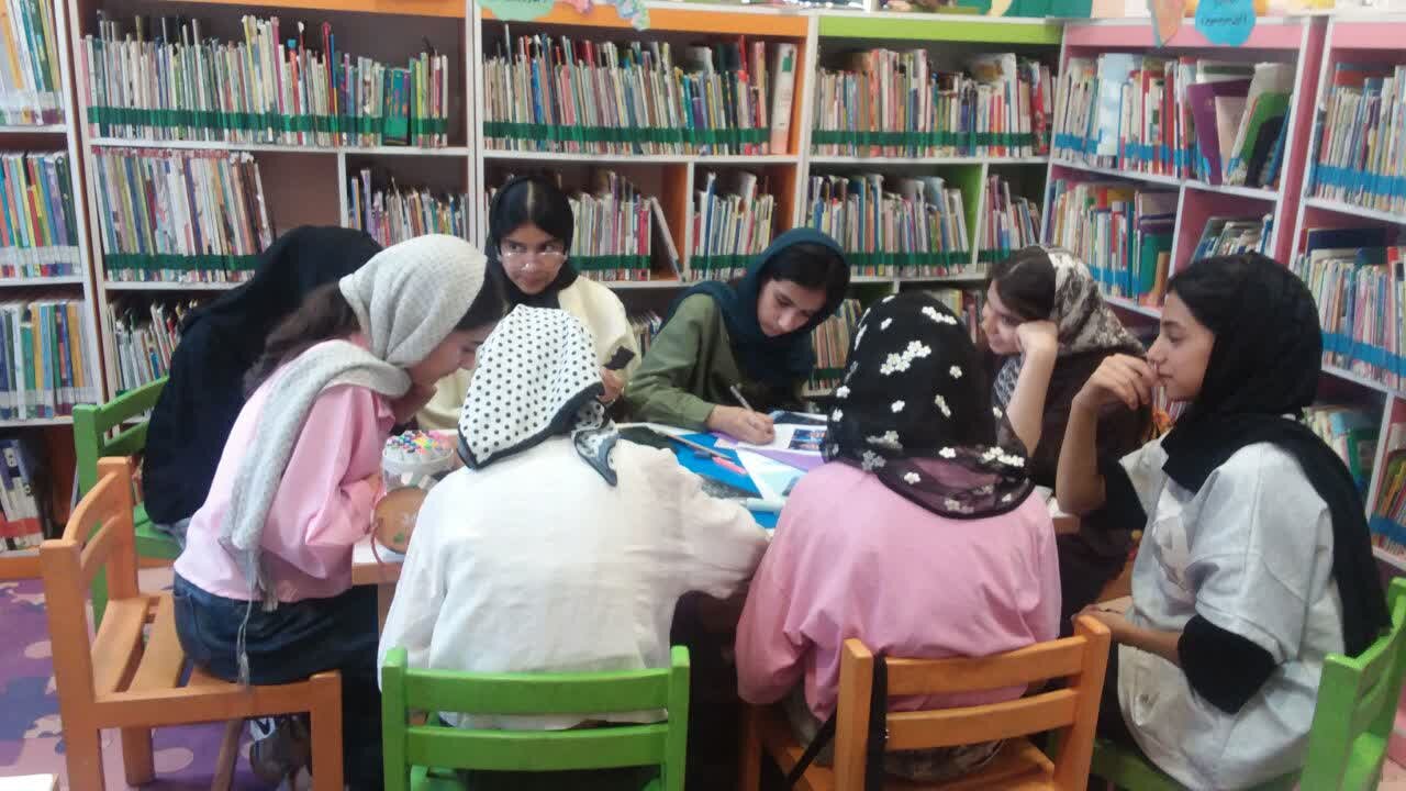 ساخت روزنامه دیواری در کتابخانه پانزده خرداد شهرستان پیشوا