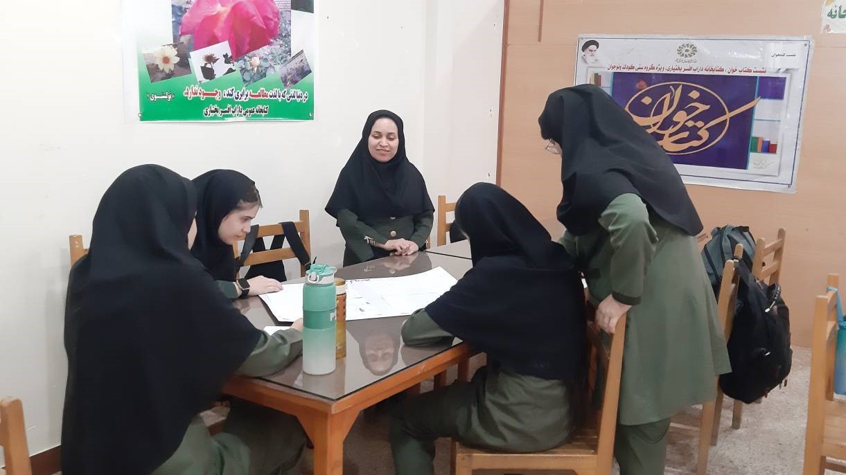 برگزاری برنامه آموزشی و پژوهشی هفته سلامت با حضور دانش‌آموزان در کتابخانه عمومی داراب افسر بختیاری