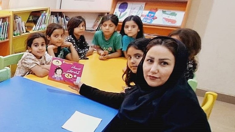 قصهخوانی کتاب «فاطمه، گوهر آفرینش» و نوای ارادت کودکان در کتابخانه آیتالله قاضی دزفول